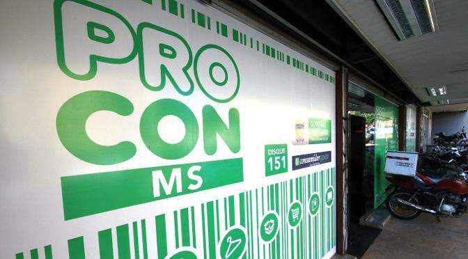 Dois supermercados são autuados pela venda de produtos estragados