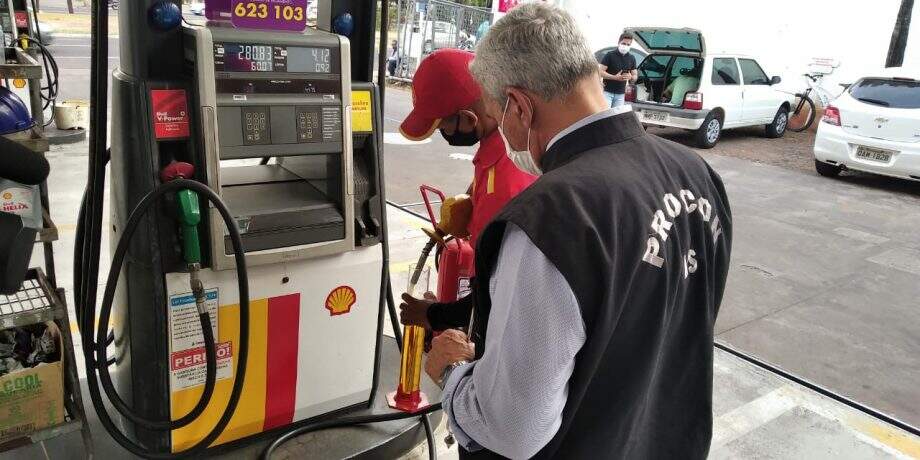 Postos de combustível de Campo Grande são autuados por vender gasolina 10% mais cara
