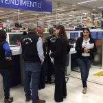 Procon autua hipermercado por falta de caixas abertos para atendimento