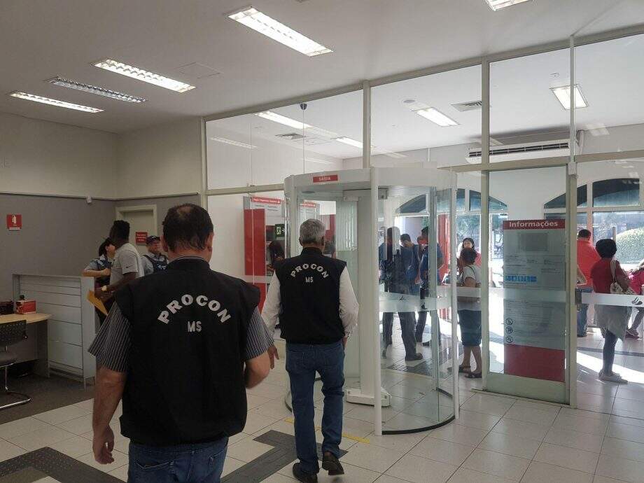 Procon-MS fez rondas em agências bancárias de Campo Grande (Foto: Divulgação Procon-MS)