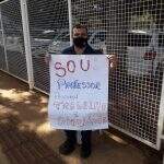 Desempregado, professor vai às ruas de Campo Grande pedir trabalho com cartaz