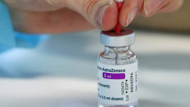Baixo estoque de AstraZeneca faz Brasil liberar 2ª dose com Pfizer