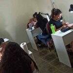 ‘Pode mudar vidas’: manicure busca apoio para retomar projeto que garante renda extra a mulheres