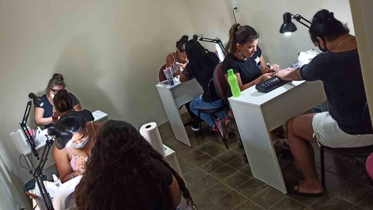 'Pode mudar vidas': manicure busca apoio para retomar projeto que garante renda extra a mulheres
