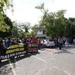 Servidores protestam na SED por resposta do governo sobre reajuste salarial