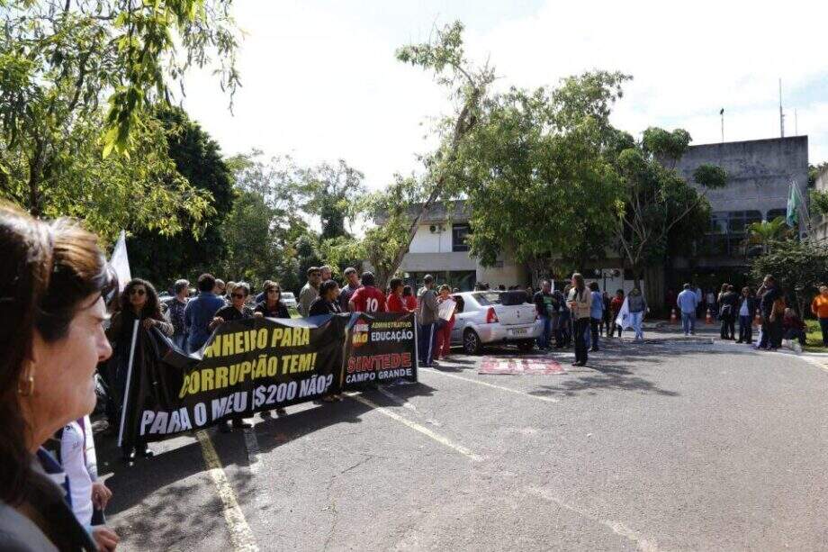 Servidores da Educação protestam no pátio da Secretaria no Parque dos Poderes. (Foto: Marcos Ermínio)