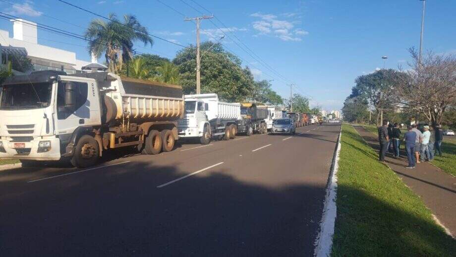 No 4º dia de greve, caminhoneiros da construção civil fazem carreta pela Capital