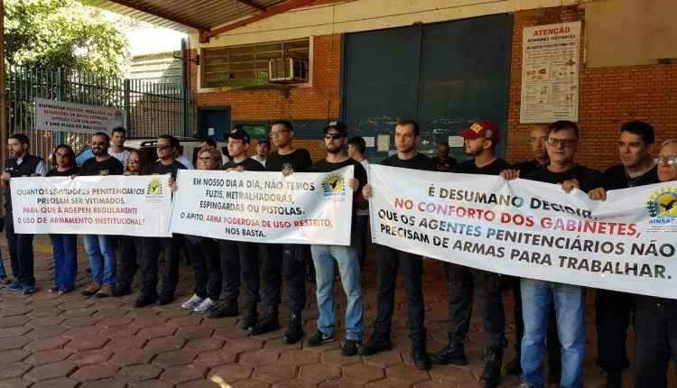 Agentes penitenciários realizam manifestação em frente a presídio nesta quinta