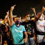 Torcedores do Barcelona protestam em frente a estádio e pedem permanência de Messi