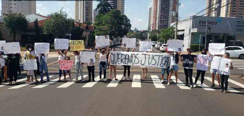 Protestantes pedem justiça e prisão do capoeirista