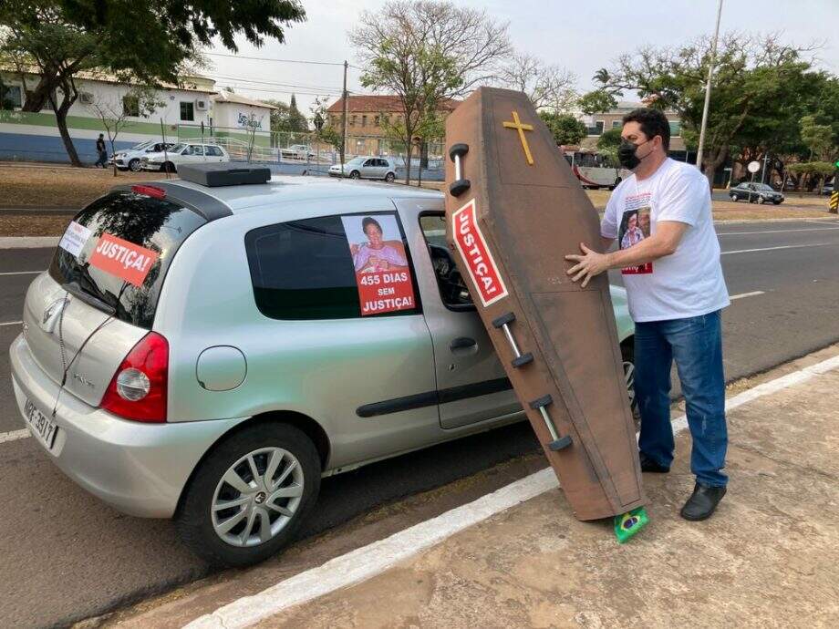 Evandro criou um caixão fake para simbolizar morte de idosa