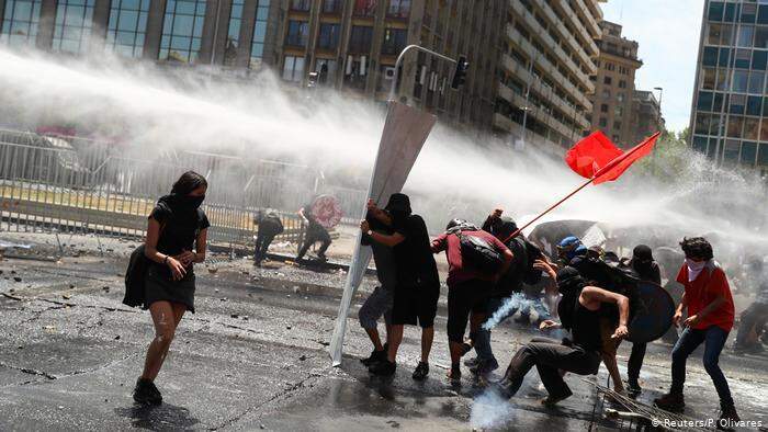 Número de mortos em protestos civis no Chile chega a 23