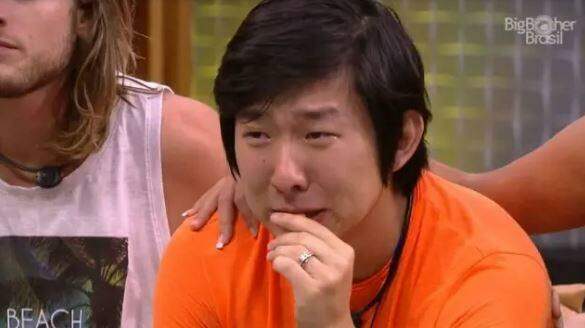 Pyong Lee chora após ver o filho pela 1ª vez na tela do BBB