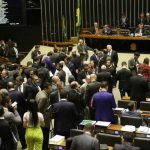 Câmara aprova PL que criminaliza desafios que induzem ao suicídio