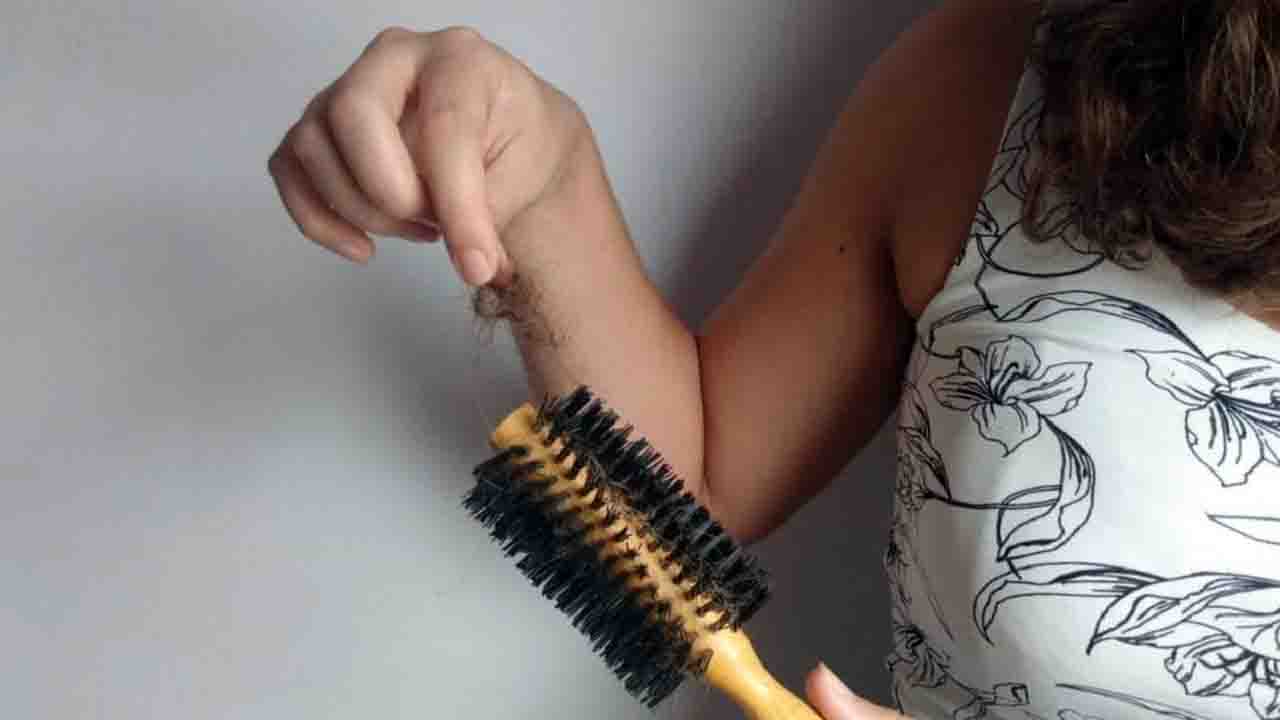 Relacionada a ômicron, queda de cabelo é consequência que pode ser amenizada, diz especialista