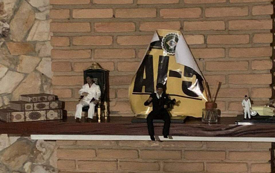 Polícia encontra cartaz do AI-5 e boneco do Scarface na casa onde Queiroz foi preso
