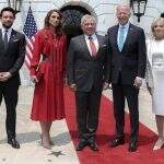 A rainha Rania reina de vermelho enquanto visita os Bidens na Casa Branca com o rei Abdullah II