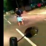 VÍDEO: jovem de patins pega ‘rabeira’ em moto na Afonso Pena