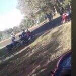 VÍDEO: jovens são flagrados empinando motos próximo a rodovia no Indubrasil