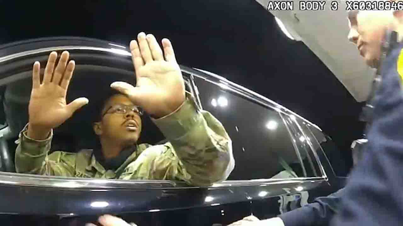 VÍDEO: policiais usam spray de pimenta e algemam homem negro por falta de placa em carro nos EUA