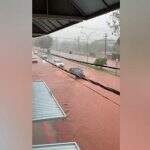 VÍDEO: Temporal causa estragos e transforma avenida de Campo Grande em ‘rio de lama’