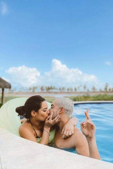Raissa Barbosa e Lucas Selfie aparecem em clima romântico na piscina