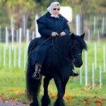 Quarentena não impede Rainha Elizabeth II de cavalgar