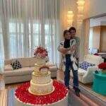 Rebeca Abravanel e Alexandre Pato comemoram bodas de papel com bolo gigante