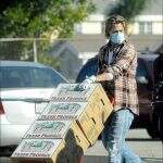 Brad Pitt foi flagrado ajudando a alimentar os necessitados no centro-sul de Los Angeles.