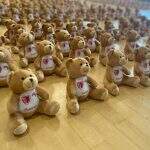 Ursinhos de pelúcia acolhem alunos que voltaram às aulas no Reino Unido