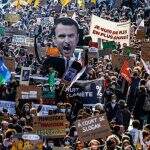 Milhares de pessoas marcham em Paris para exigir “uma verdadeira lei climática”