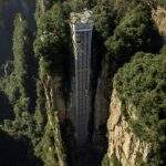 Elevador ao ar livre mais alto do mundo em um penhasco da China.