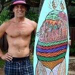 Lenda do surfe, Derek Ho morre aos 55 anos.
