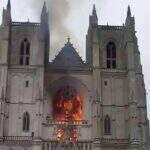 Bombeiros franceses controlam fogo na catedral de Nantes, na França.