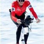 Princesa Charlene do Mônaco vence prova de bicicleta aquática