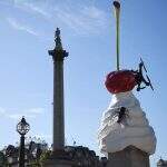 Chantilly coberto com uma mosca e um drone é a mais recente escultura da Trafalgar Square