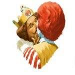 Mascote do Burger King beija Ronald McDonald em campanha.