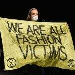 “Somos todos vítimas da moda”: manifestante invade desfile da Dior em Paris
