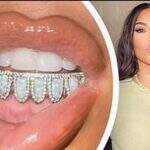 Kim Kardashian mostra sua grelha personalizada enquanto incrusta os dentes em diamantes e opala