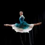 Bailarina brasileira nascida sem braços voa com sua atitude