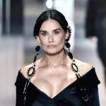 Por que rosto de Demi Moore gerou polêmica em desfile?