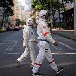 Casal de idosos se veste de astronauta para andar no calçadão do Rio.