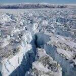 Na Groenlândia, a principal geleira do Ártico se quebra sob a influência do calor.