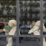 Ursos de pelúcia gigantes ocupam lugar de clientes em Brasserie parisiense.