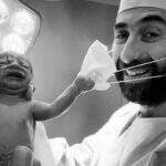 Imagem de bebê recém-nascido tirando máscara de médico viraliza nas redes sociais