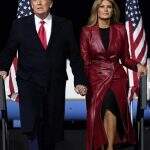 Melania Trump aposta forte no seu mais recente ‘look’: casaco Alexander McQueen e sapatos Manolo Blahnik