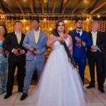 Noivos viralizam na web após postarem fotos com padrinhos ostentando armas no casamento