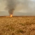 Incêndio no Pantanal forma redemoinho de fogo, que avança em cima de bombeiros