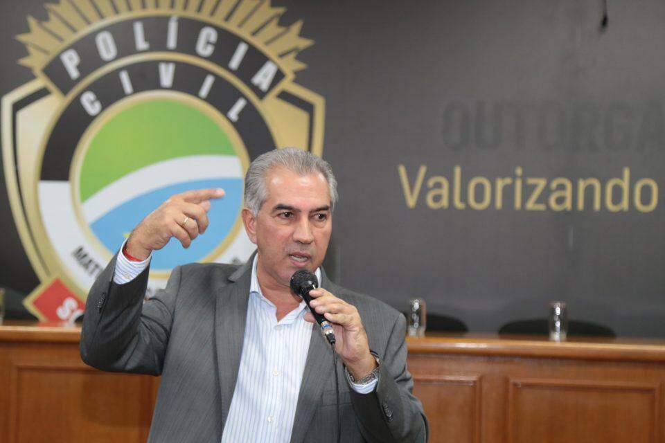 Governador Reinaldo Azambuja durante evento da Polícia Civil. (Foto: Denilson Secreta/Governo)