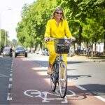 Máxima da Holanda em passeio de bicicleta visita museu.